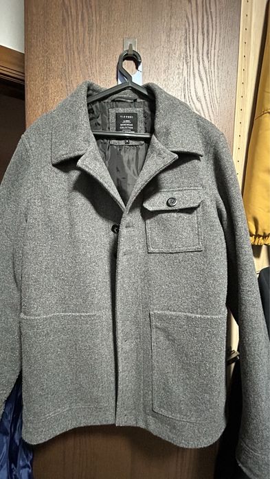 Varios casacos homem e mulher