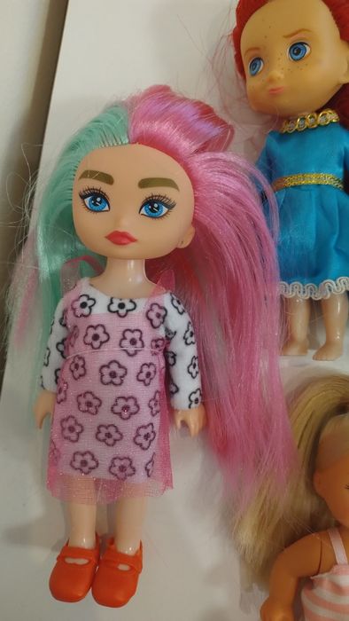 Zestaw małych laleczek dla dziewczynki