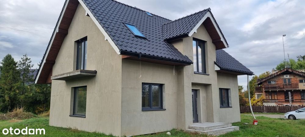 Nowoczesny dom z użytkowym poddaszem w naturze