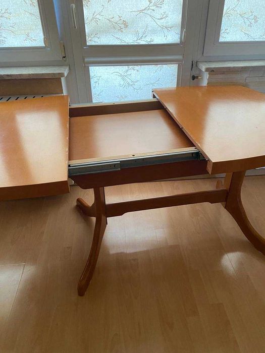 Stół z krzesłami z drewna olchy
