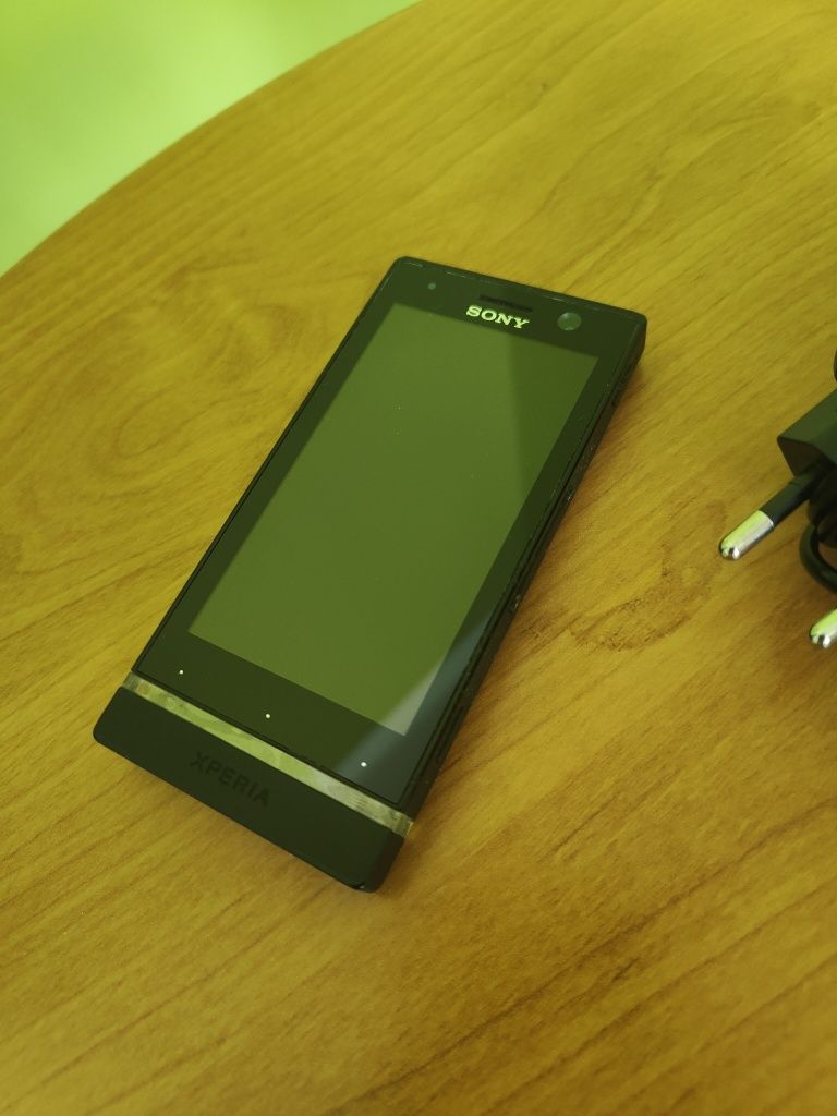 Smartphone Sony Xperia ST25i 512 MB / 8 GB czarny + ładowarka