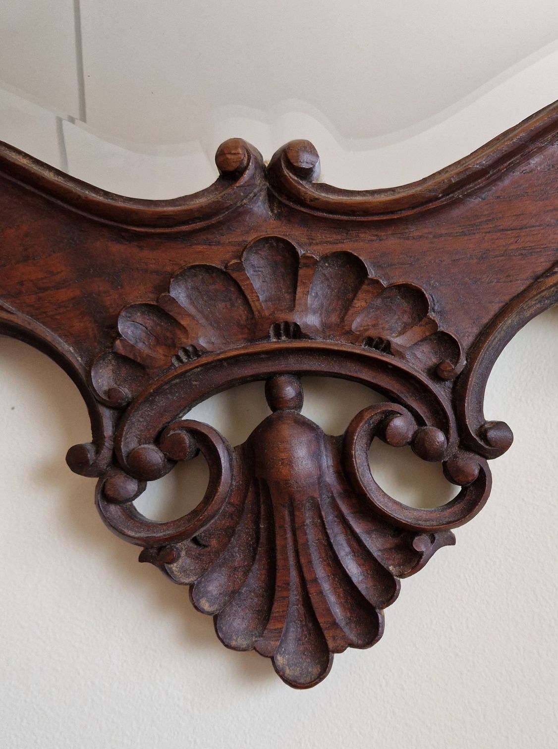 Espelho de parede vintage em castanheiro português trabalhado