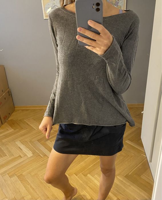 Szary sweterek z rozszerzanym dołem i srebrną nitką S/M