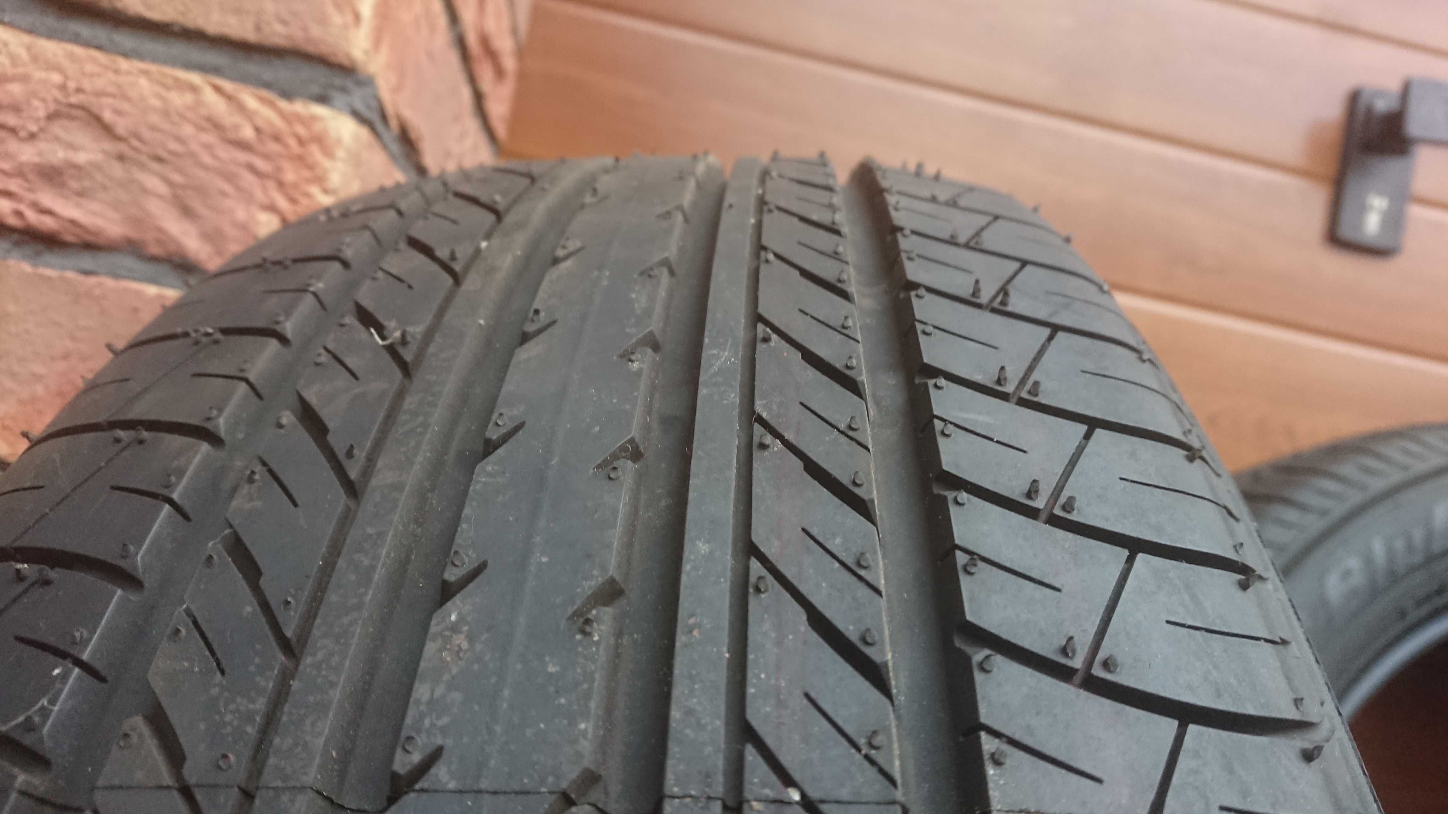 4x YOKOHAMA BluEarth E70 225/55/18 Jak Nowe