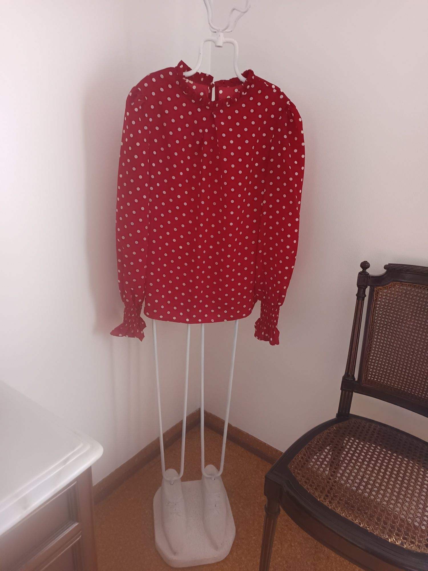 Elegante Camiseta às bolas. Tamanho S.