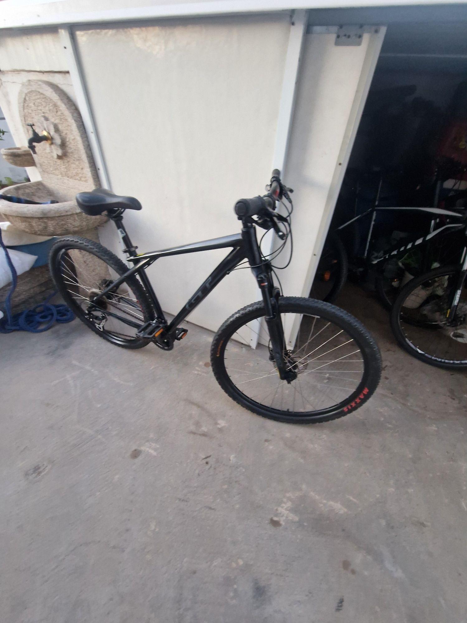 Bicicleta roda 29 marca GT