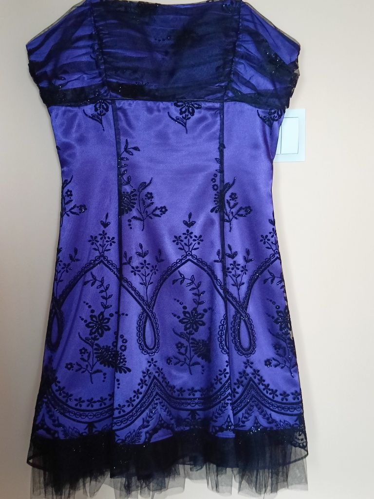 Sukienka mini, jak nowa, haftowana z brokatowym połyskiem