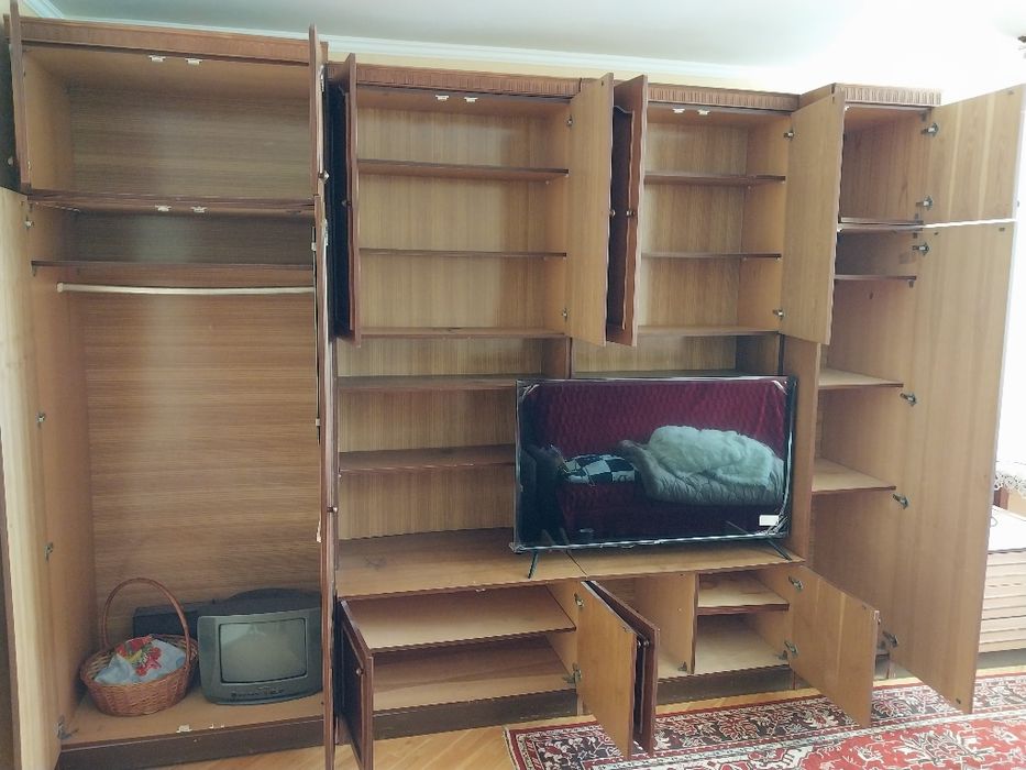 Продаж меблів (Стінка, диван, 2 крісла, стіл комп'ютерний, комод)