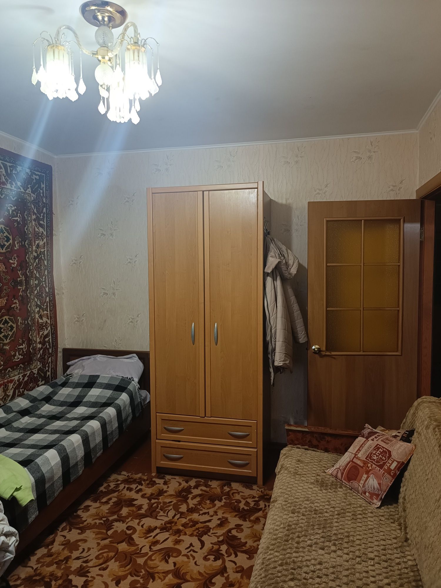 Квартира в центрі міста на середньому поверсі .