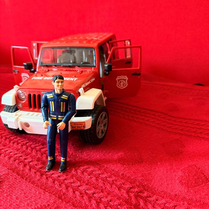 Пожежна машинка Bruder Jeep з фігуркою