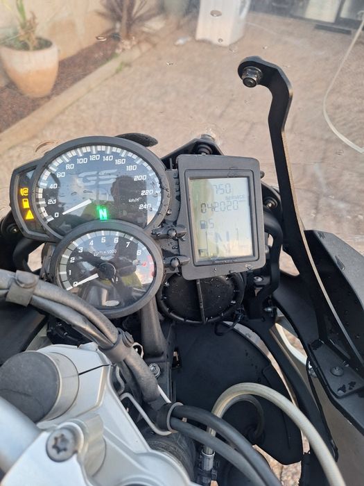 Moto BWM  branca GS 700
