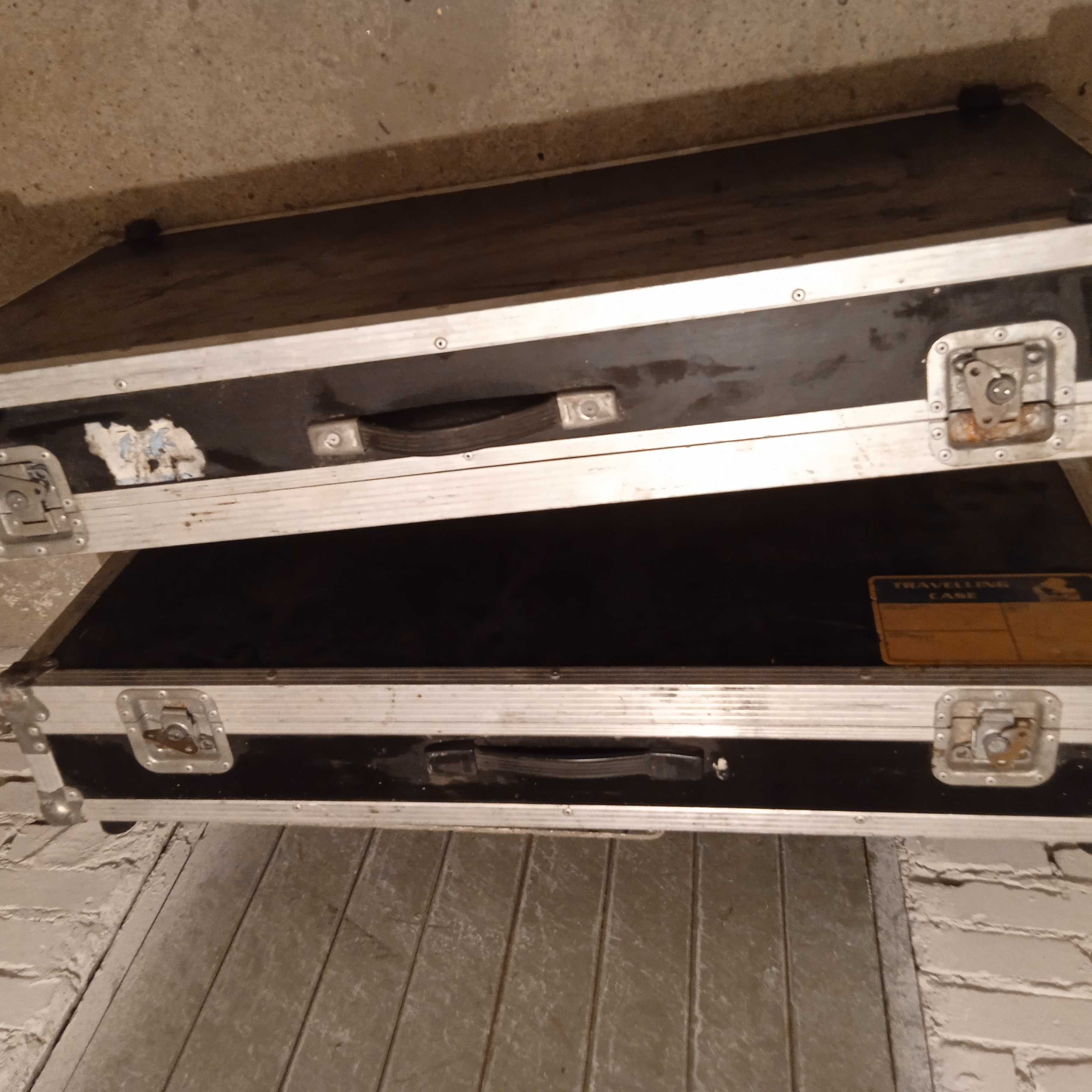 dwie duże skrzynie na instrumenty muzyczne case futerały