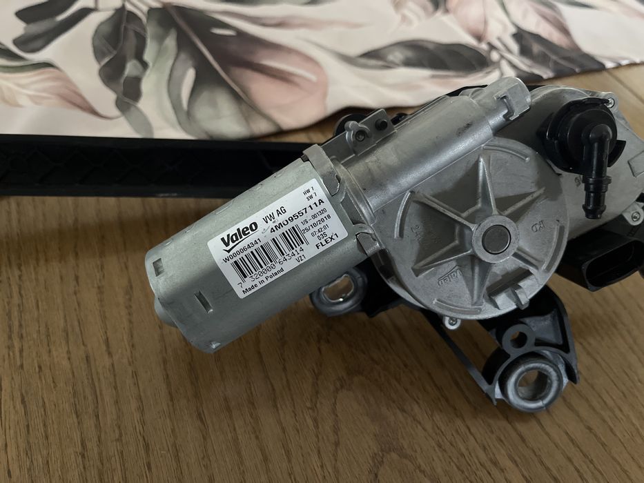 Silniczek wycieraczki tył audi a4 b9