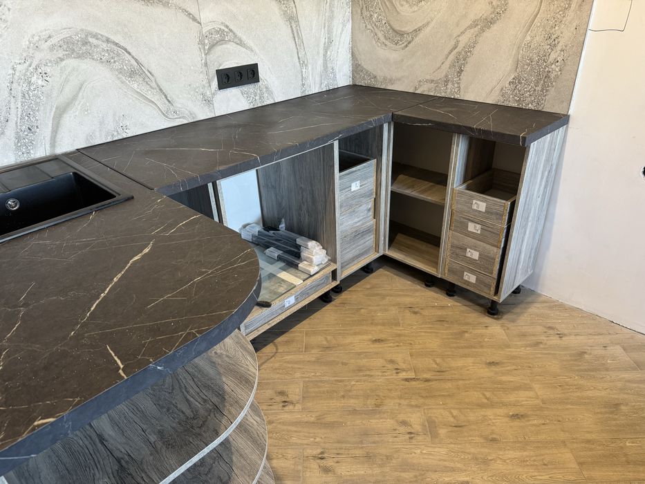 Продам новый корпус  кухни , модули кухни без фасадов