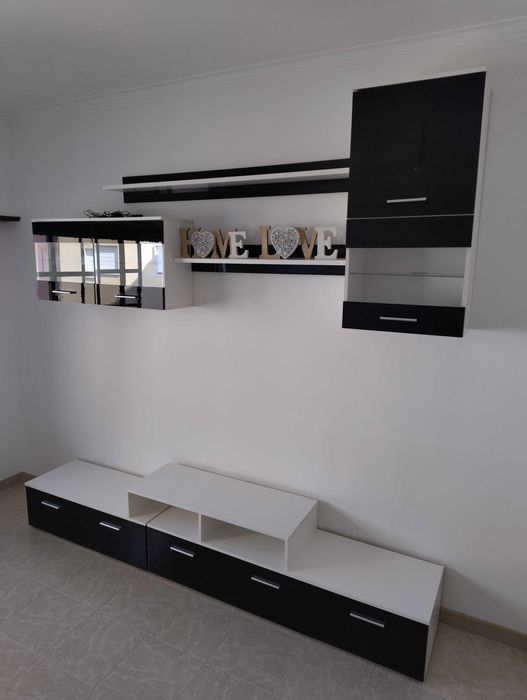 Mobiliário acabamento em Branco Mate e Laca Negra Brilhante
