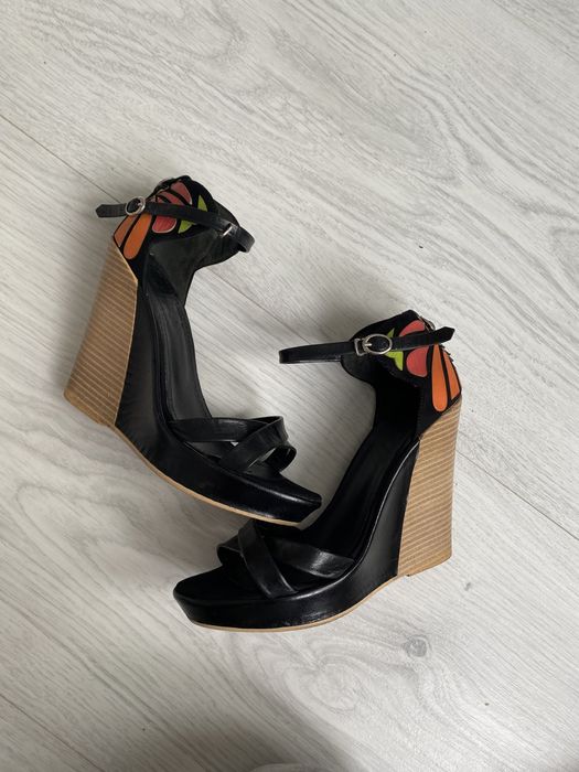 Босоніжки шкіряні на платформі