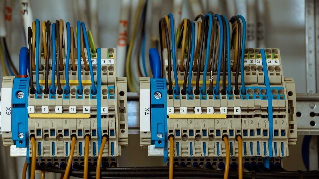 Usługi elektryczne - prefabrykacja rozdzielnic i szaf elektrycznych