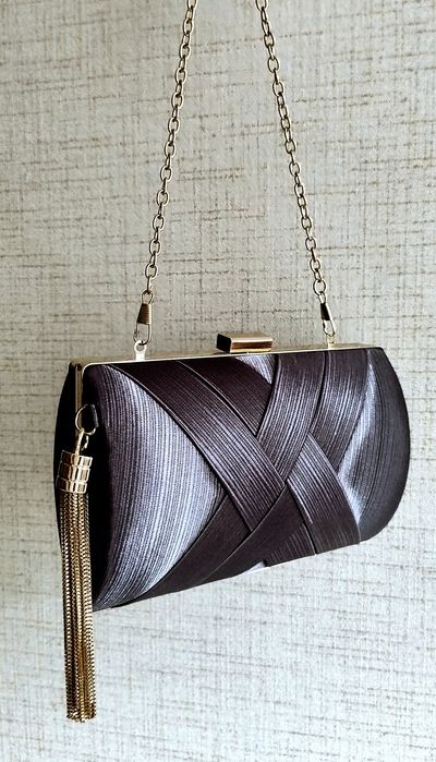 Elegancka,wieczorowa kopertówka z łańcuszkami,grafit