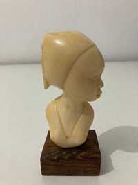 Escultura busto mulher africana em material nobre com base de madeira