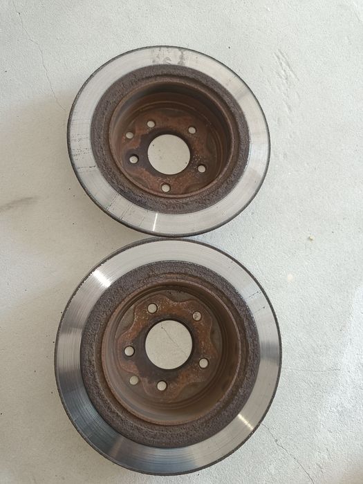 Диски тормозні задні ніссан жук 2012 року