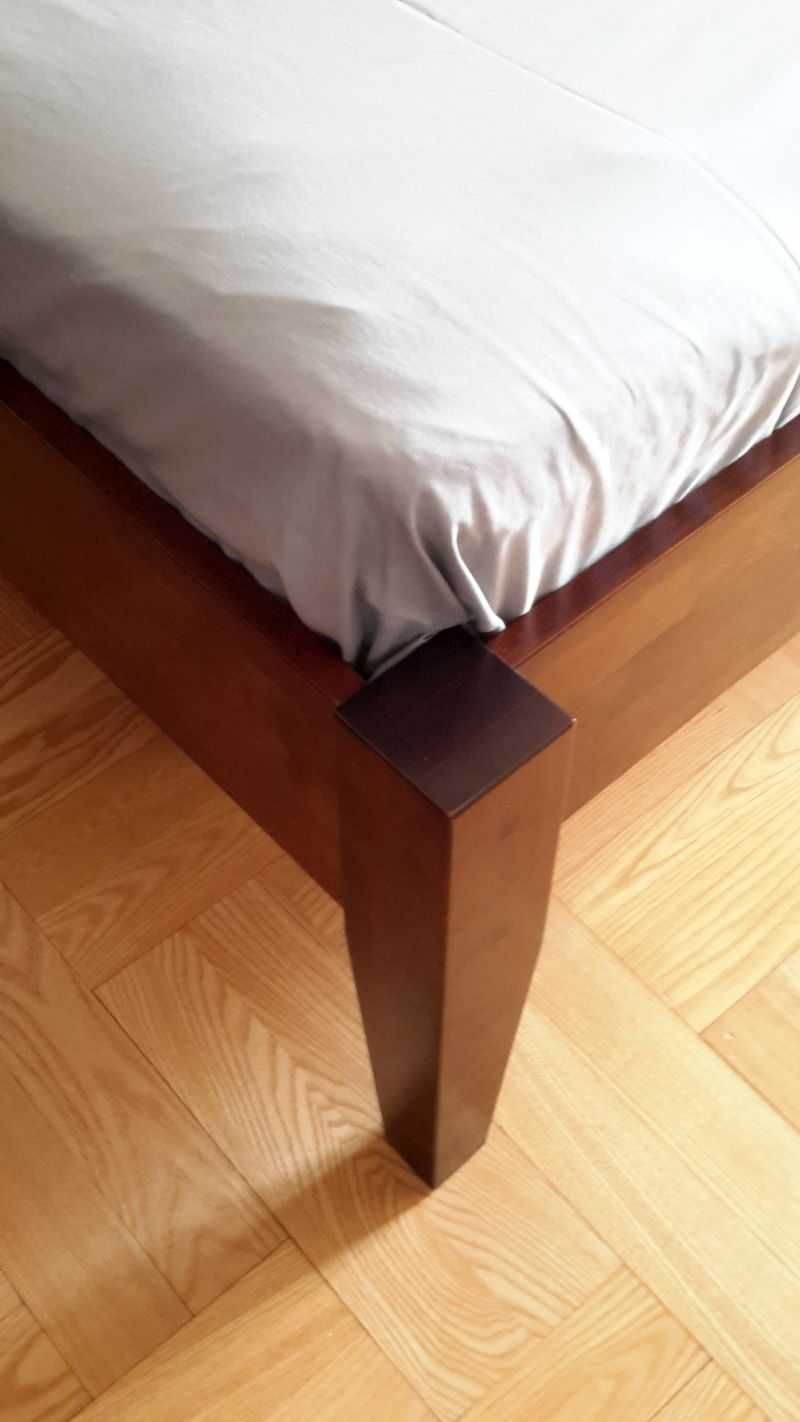 Eleganckie łózko z litego drewna