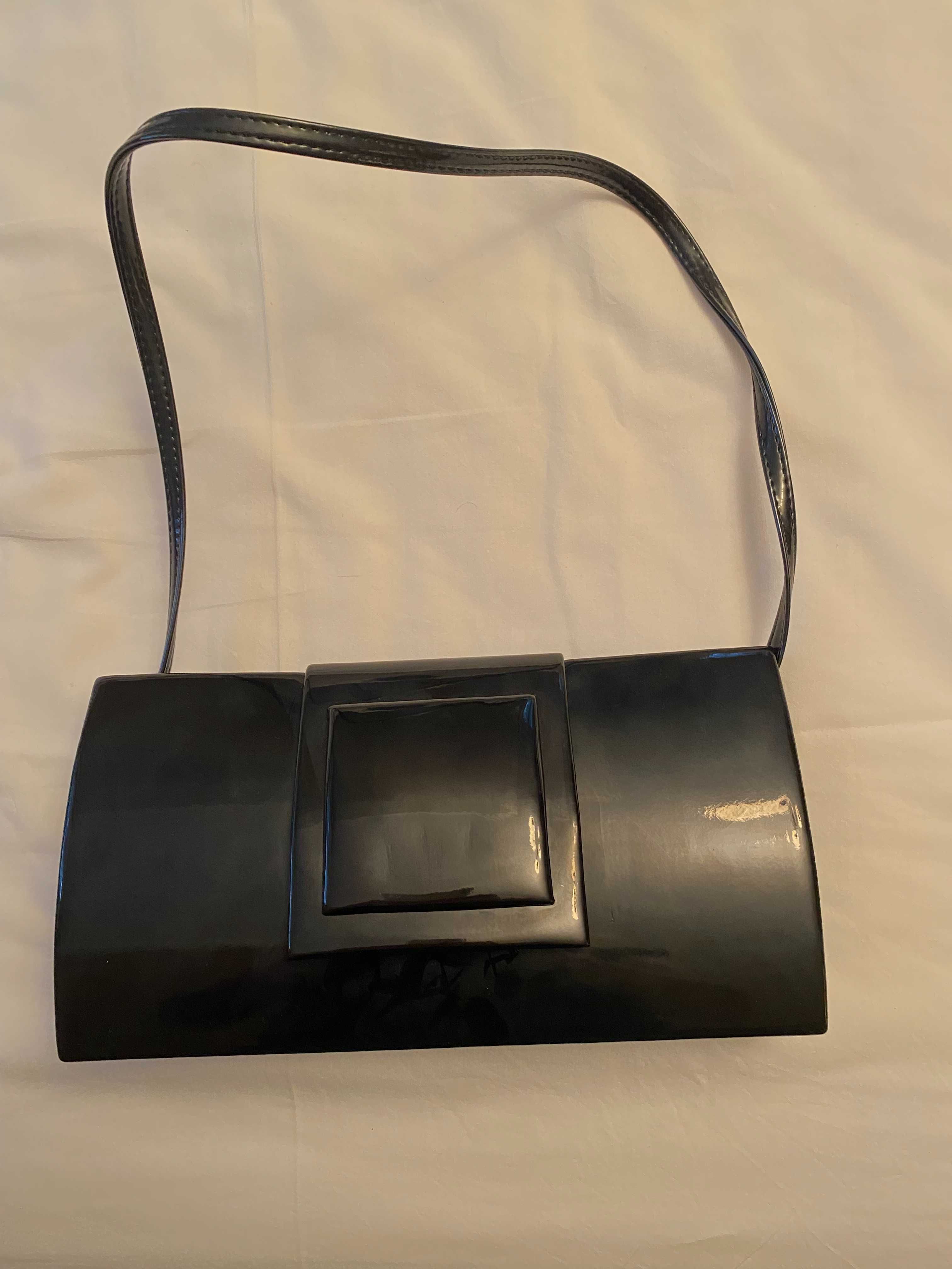 Czarna elegancka torebka kopertówka lakierowana