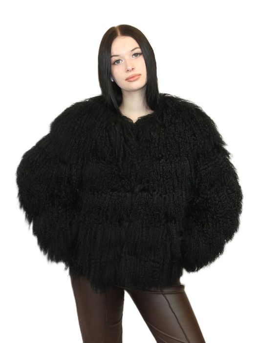 Czarna kurtka z futra lamy – nowoczesna elegancja w luksusowym wydaniu