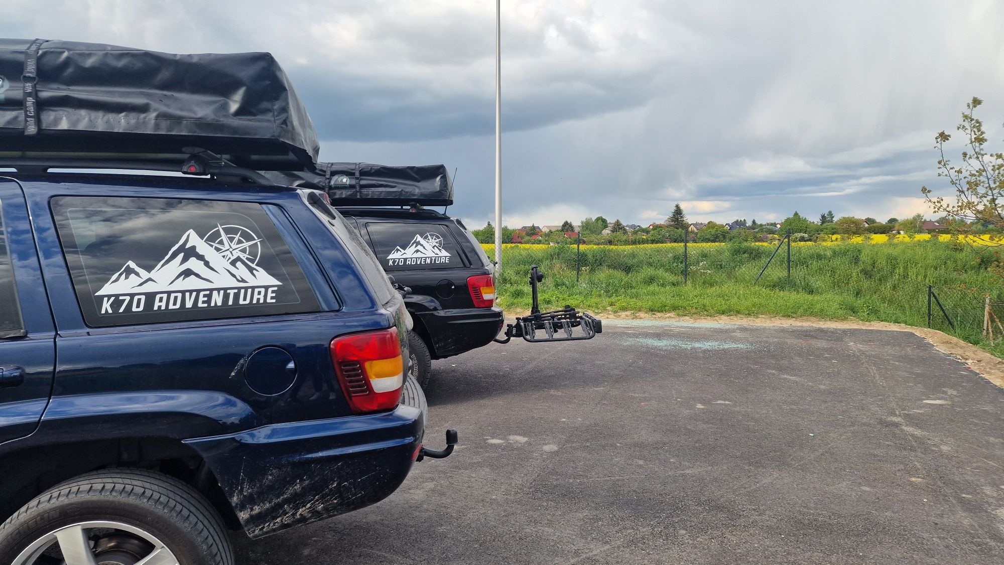 Wynajem samochodów terenowych jeep grand cherokee WJ z namiotem dachow