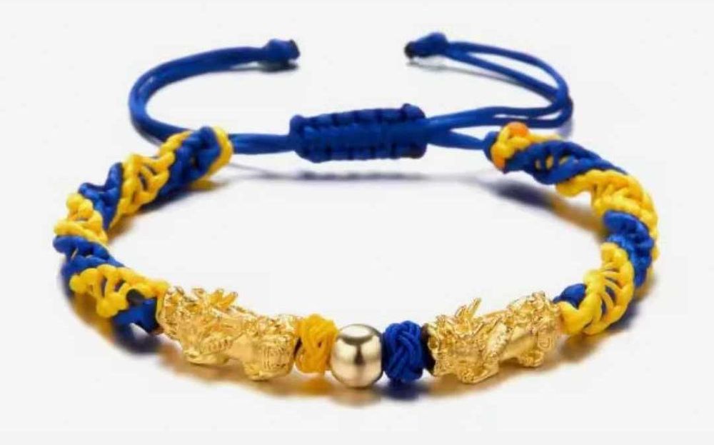 В. наявності патріотичні браслети, прикраси, жовто-синя атрибутика!