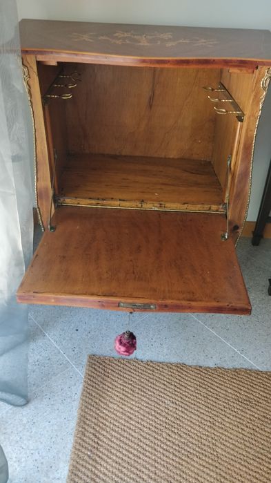 Conjunto de duas peças:  Cómoda e bar Luís XV