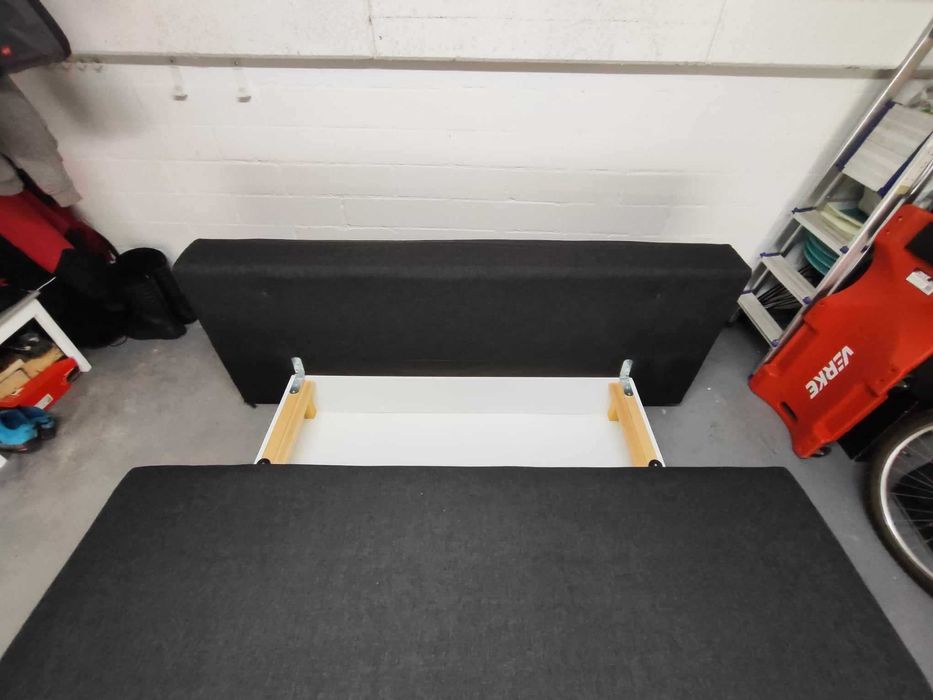 Łóżko rozkładane z funkcją do spania .