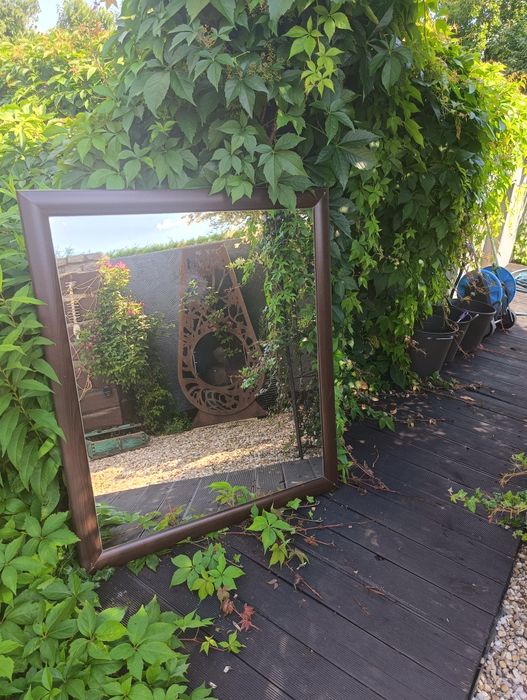 Duże lustro w brązowej ramie