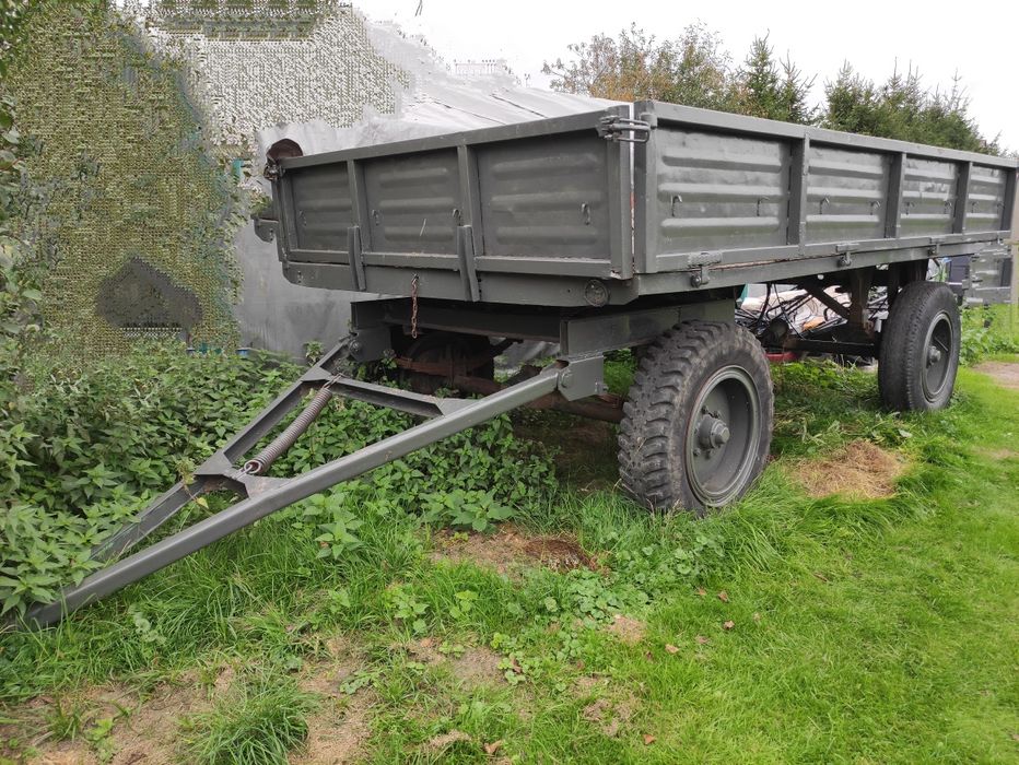 Duża porządna przyczepa rolnicza sztywna