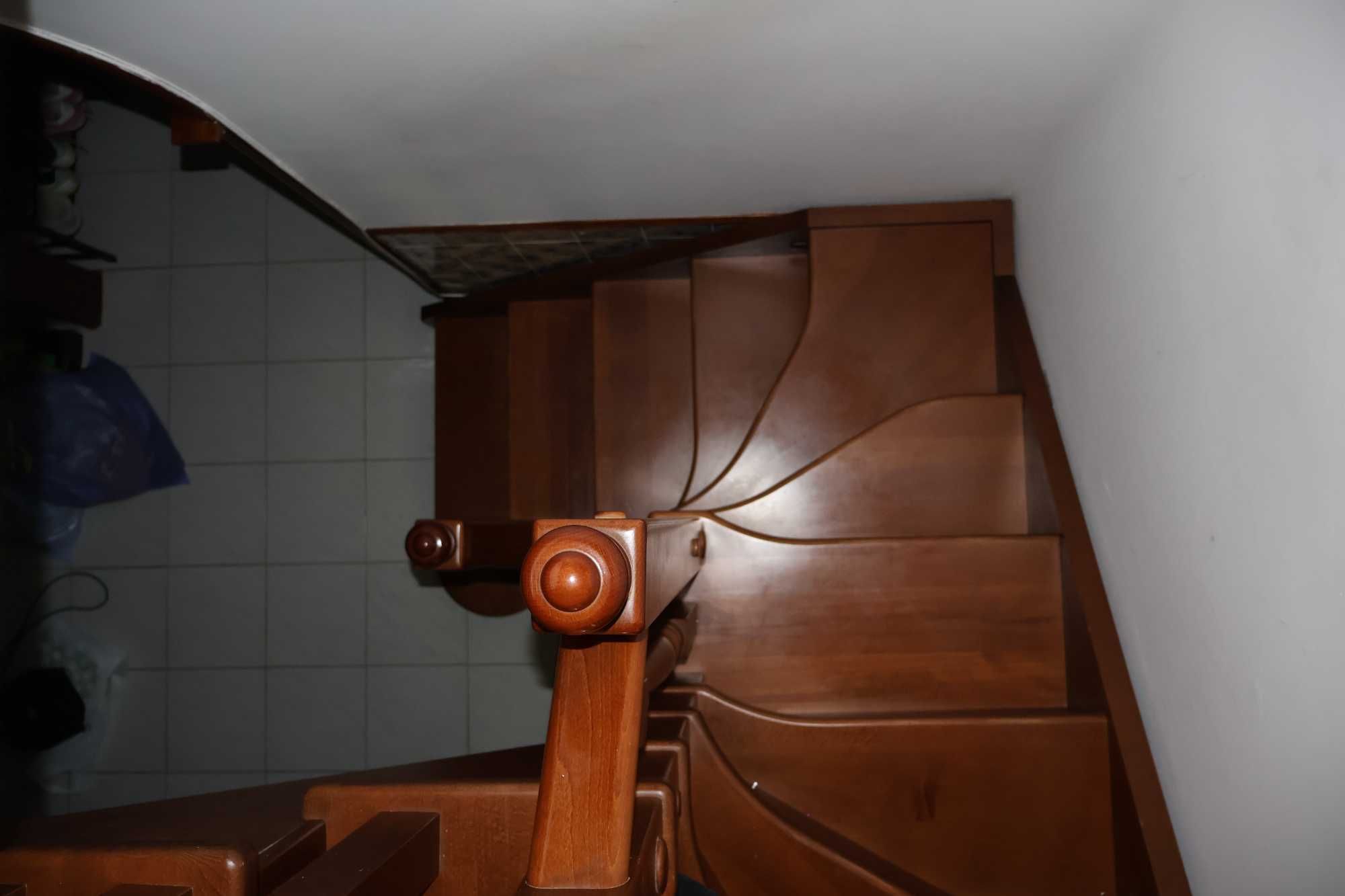 Escadas interiores italianas em madeira formato U para 2 andares