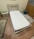 Cama solteiro com colchão incluído + mesa de cabeceira