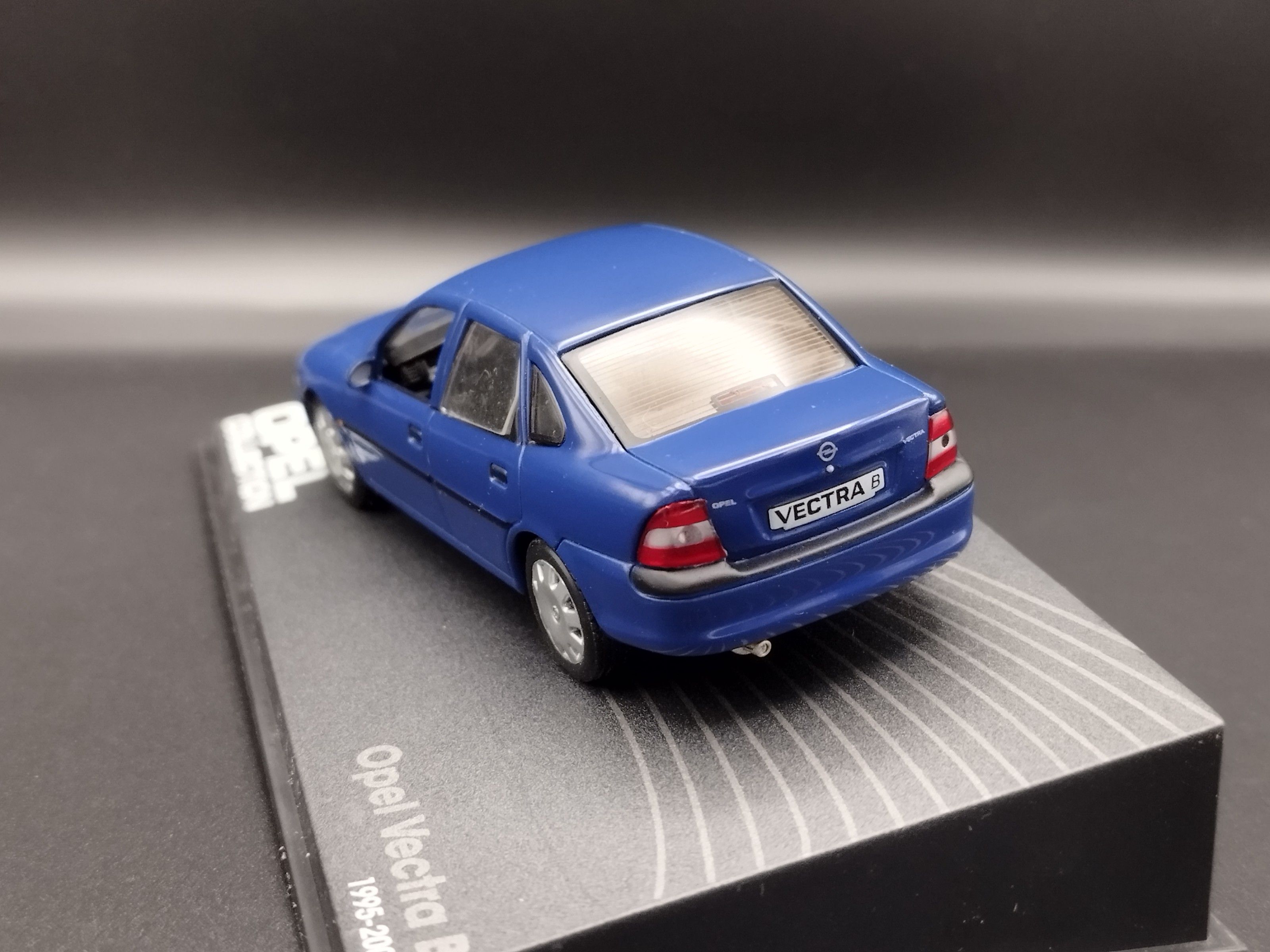 1:43 Opel Collection Vectra B  model używany