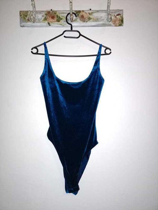 Welurowe body na ramiączkach z odkrytymi plecami damskie do sesji