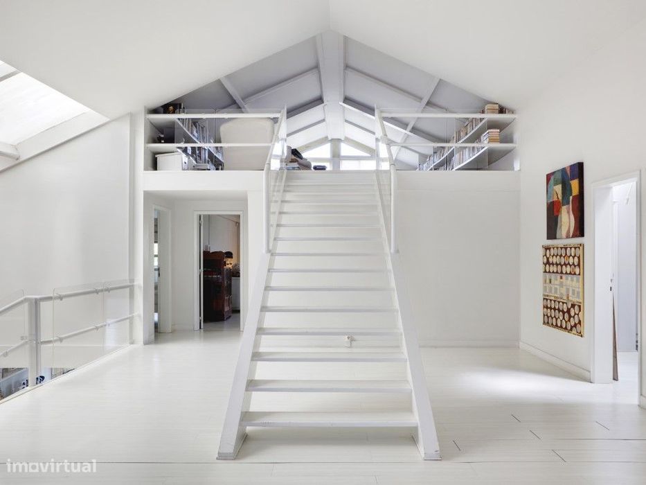 Loft com duplo pé direito, pátio e garagem no coração da Lapa!