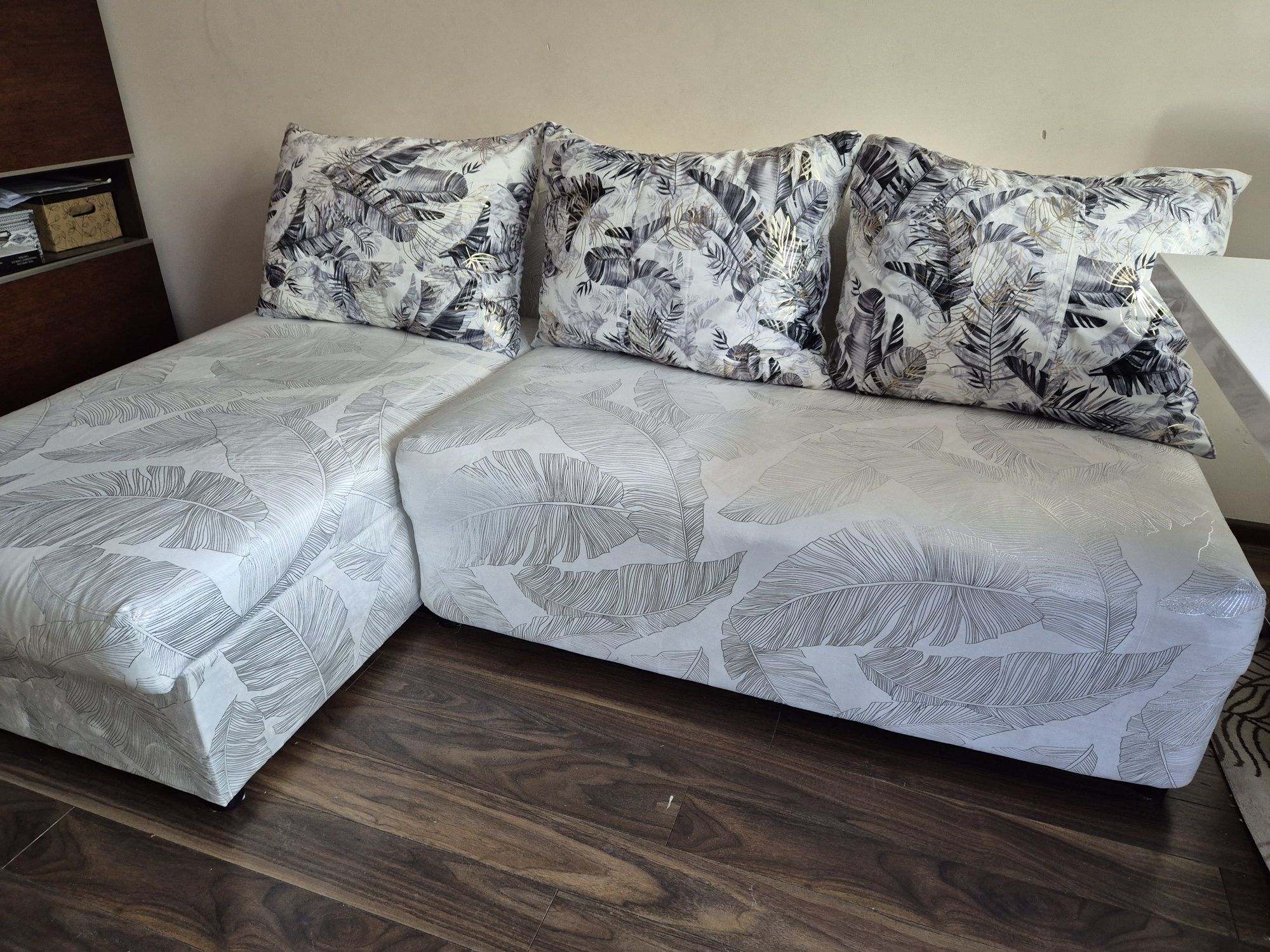 Naroznik bialy z lisciami monstery 210/140