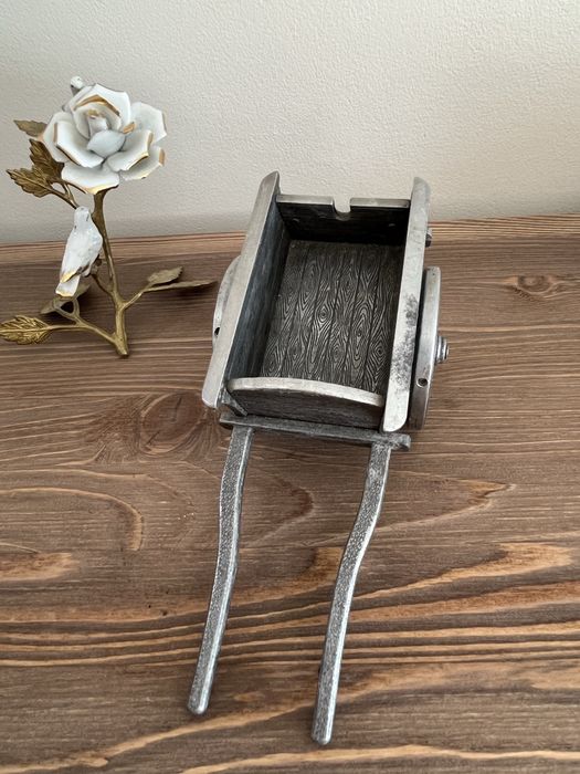 Dekoracyjna metalowa mini taczka – rustykalny styl vintage