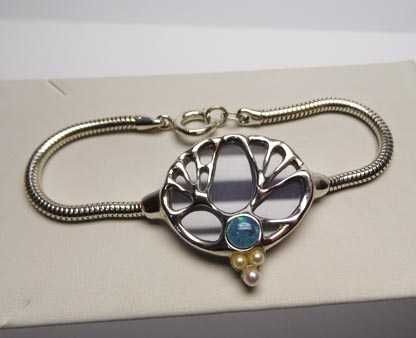 Srebrna bransoletka ciekawy kamień perły i opal 18 cm.