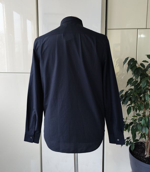 Cos чоловіча поплінова сорочка в темно синьому кольорі eu 38