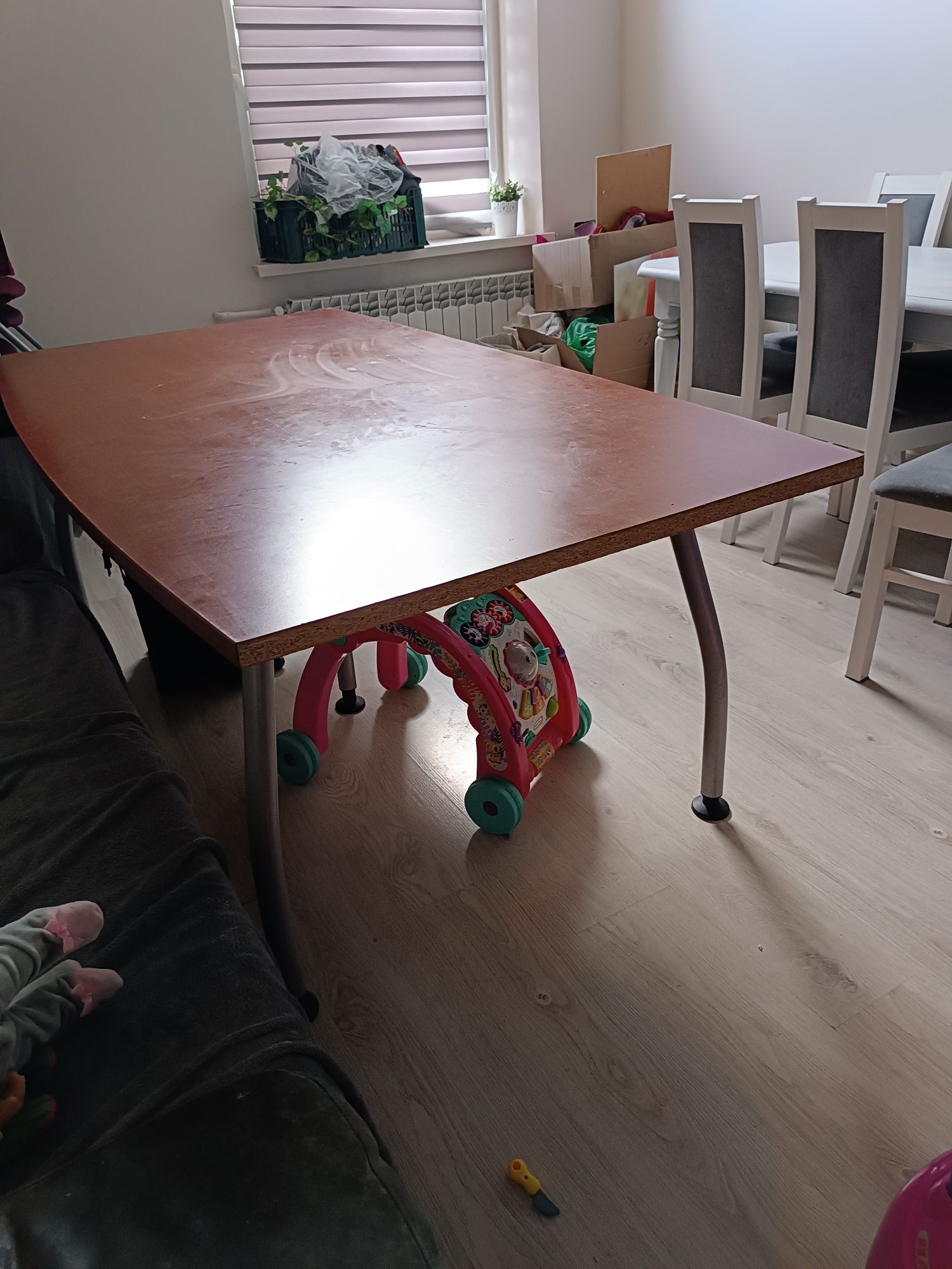 Stół i 6 krzeseł biurowych na kółkach