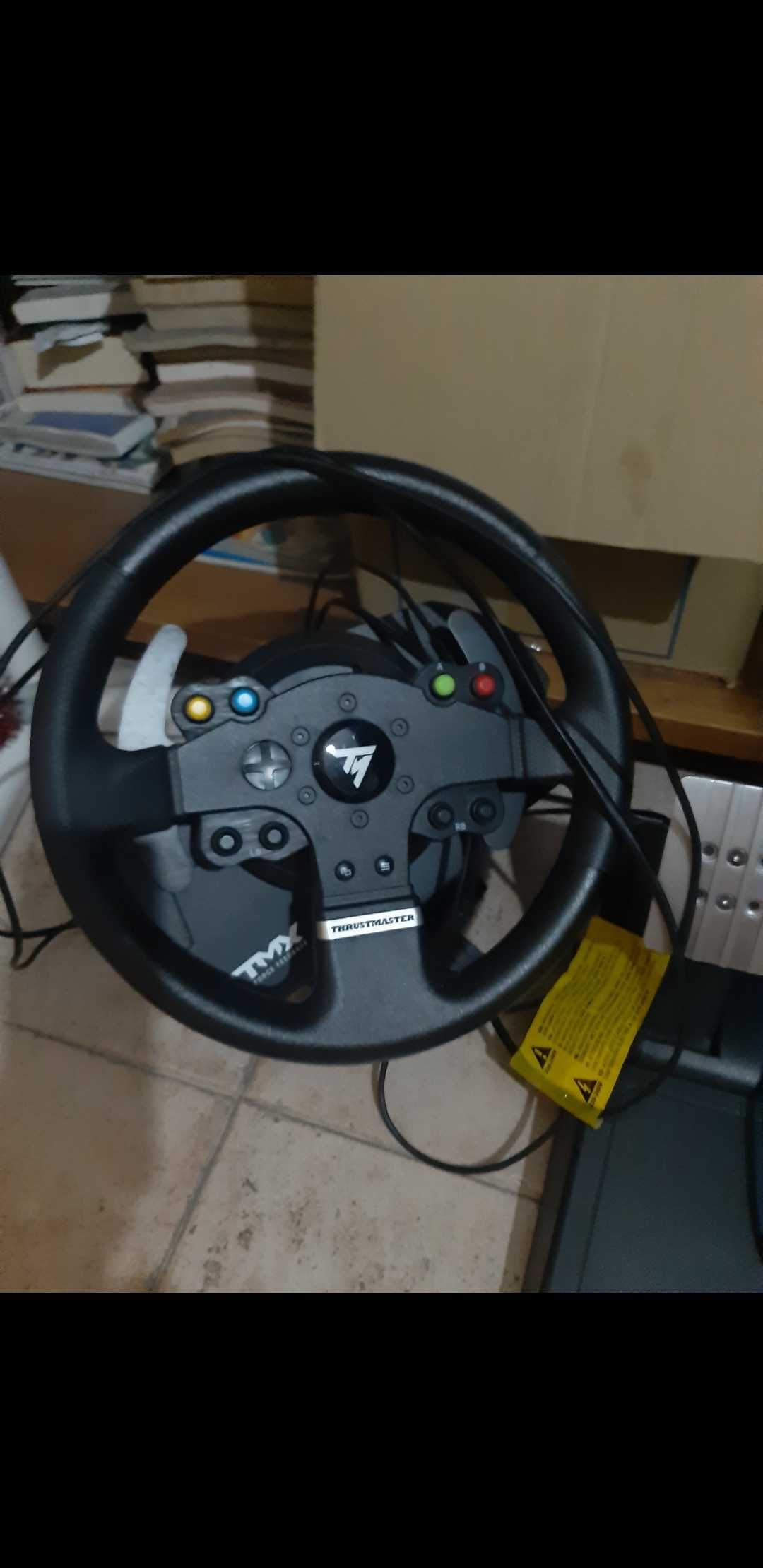 Volante thrustmaster TMX Force Feedback e pedais com embraiagem