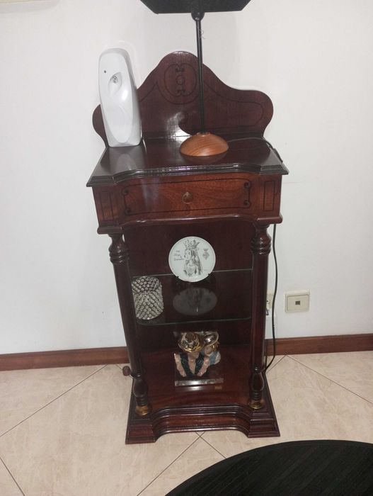 Mesa antiga de apoio para telefone