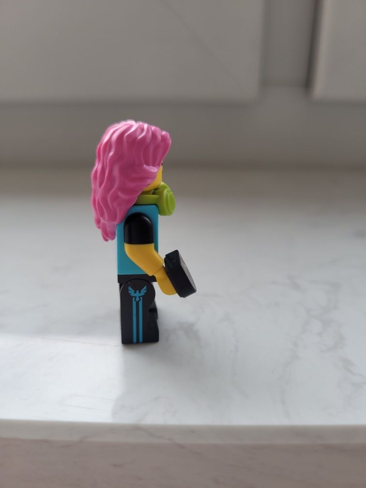 Lego figurka kolekcjonerska gamerka.