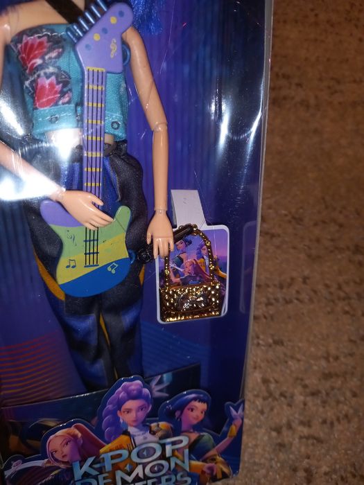 Zoey lalka z gitarą akcesoriami demon hunters w pudełku