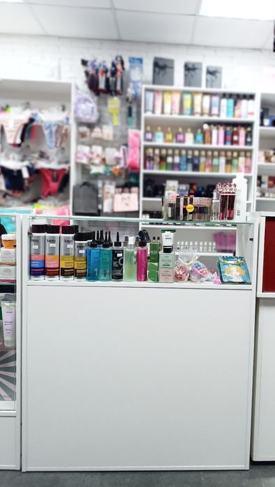 Витрины, стеллажи, ресепшн, примерочная