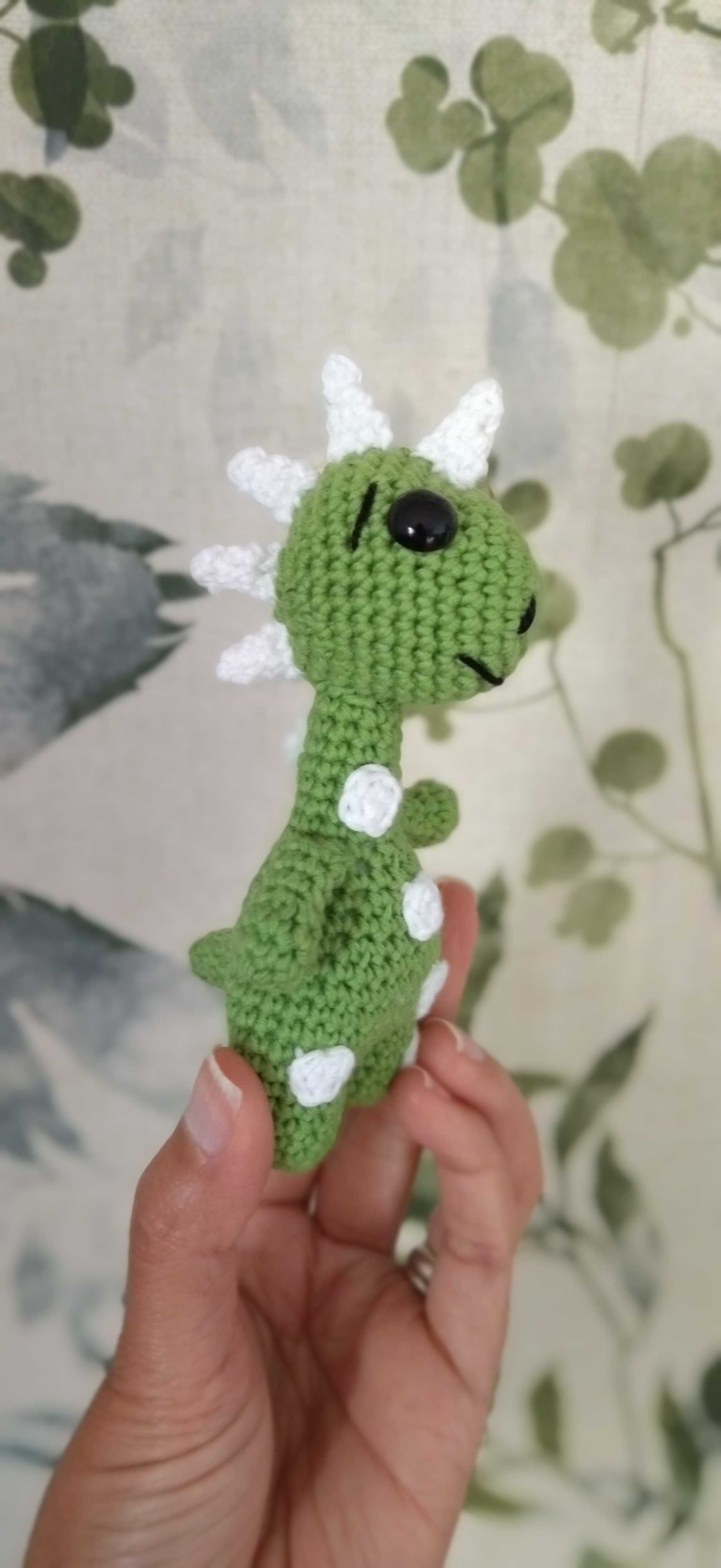 Mini dinossauro amigurumi