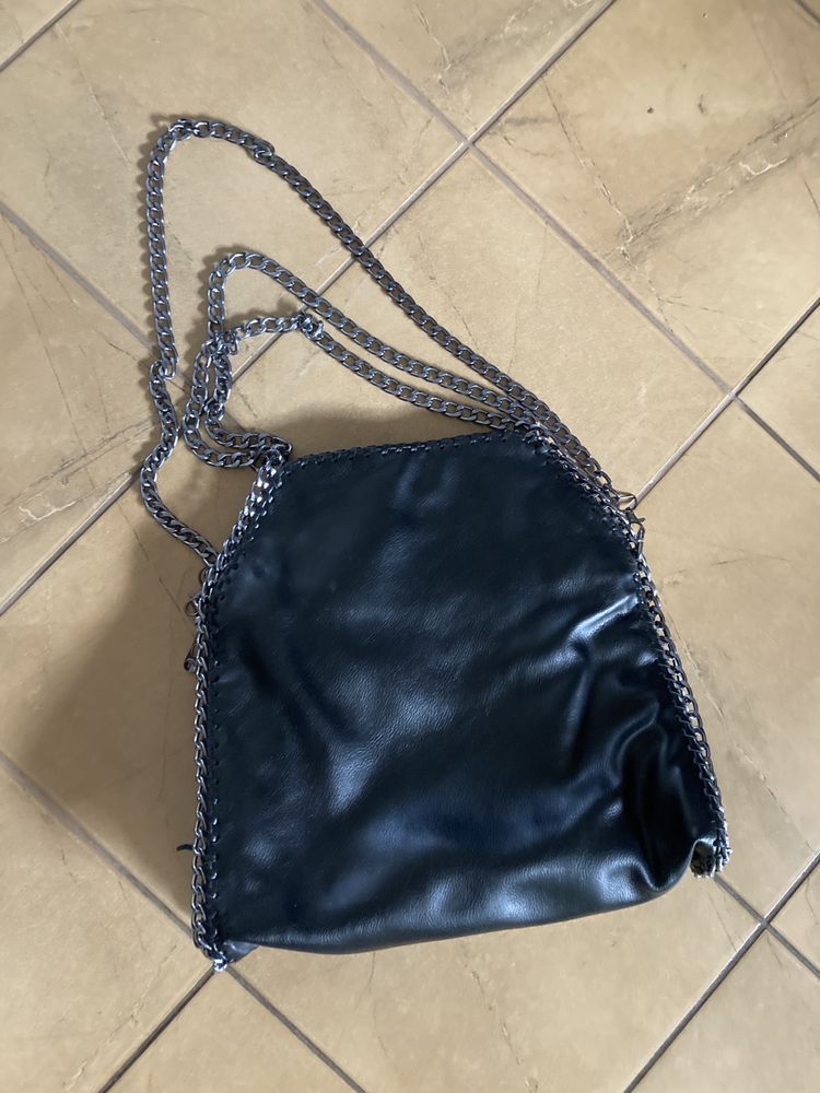 Czarna damska torebka z łańcuchami shoulder bag